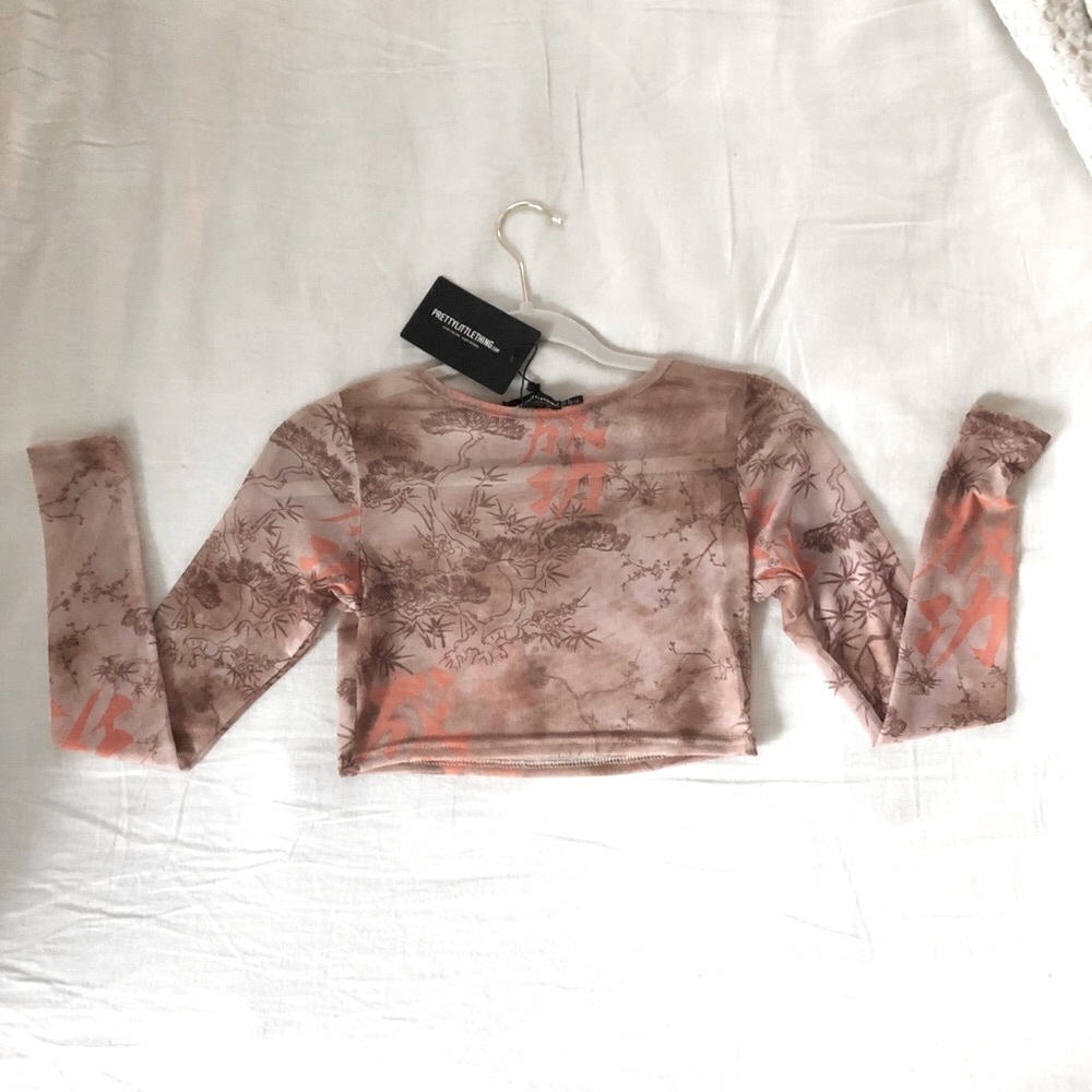 PRETTY LITTLE THING CROPPED TOP